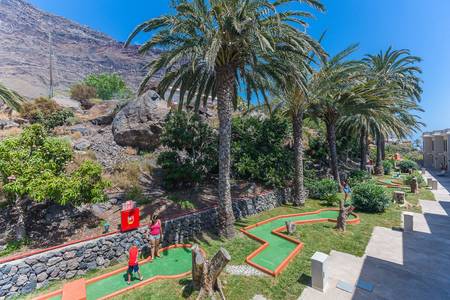 Appartements Charco del Conde, Minigolfanlage im Freien mit Bahnen und umgebender Grünfläche