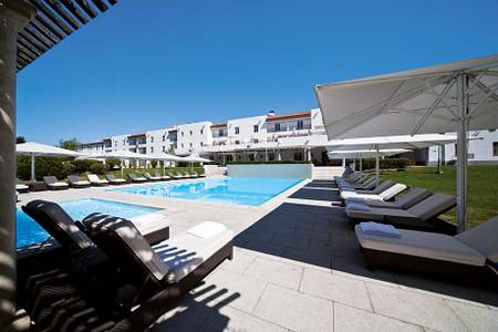 M’AR de AR Muralhas - Timeless Charme Hotel, Pool mit Liegen und Schirmen und Hotel