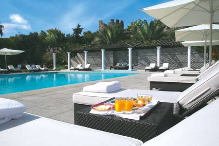 M’AR de AR Muralhas - Timeless Charme Hotel, Pool mit Liegen und Schirmen