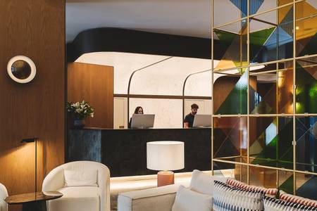 Hotel Catalonia Molina Lario, Großzügige Lobby mit Sitzgruppen und stilvoller Beleuchtung