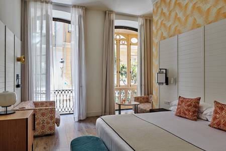 Hotel Catalonia Molina Lario, Komfortables Deluxe-Zimmer mit Doppelbett und moderner Ausstattung