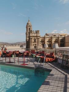 Hotel Catalonia Molina Lario, Dachterrasse mit Pool, Sonnenliegen und Blick in die Ferne