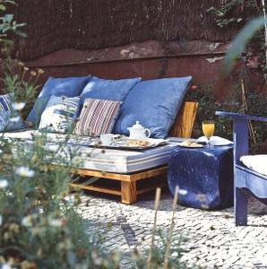 York House, Sofa im Garten