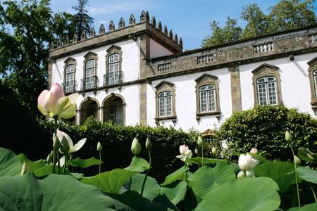 Parador Casa da Ínsua, Blumen vor Hotel