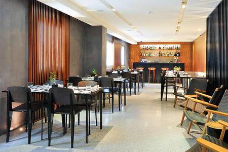 Altis Prime Appartements, Gedeckte Tische in der Bar