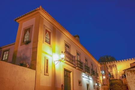 Hotel Real d’Óbidos, Fassade am Abend