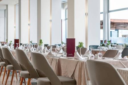 Kresten Palace Hotel, Restaurant/Gastronomie