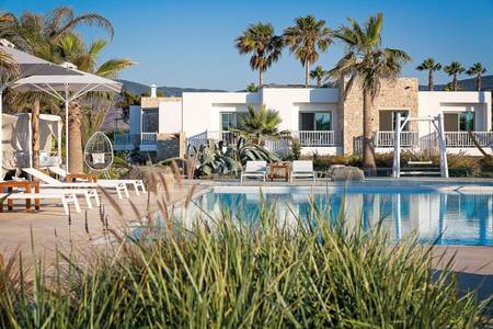 White Pearls Luxury Suites, Pool/Poolbereich