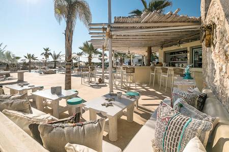 White Pearls Luxury Suites, Restaurant/Gastronomie