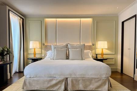 Hospes Puerta de Alcalá, Ein gemütliches und modern gestaltetes Standard-Dreamer-Zimmer mit einem einladenden Bett und funktionaler, stilvoller Einrichtung.
