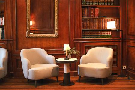 Hospes Puerta de Alcalá, Modern und elegant gestalteter Innenraum des Hotels mit komfortablen Sitzmöglichkeiten und harmonischer Dekoration.