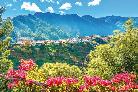 Bergdorf und Blüten auf Madeira