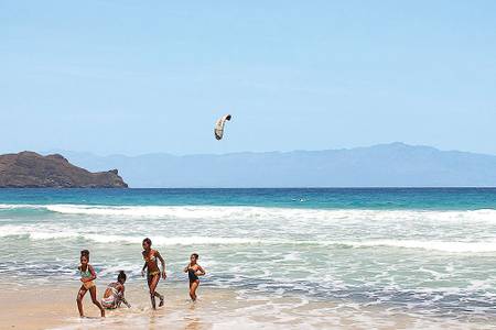 Kinder am Strand auf Sao Vicente