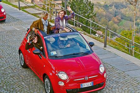 Freunde im Fiat 500 Cabrio