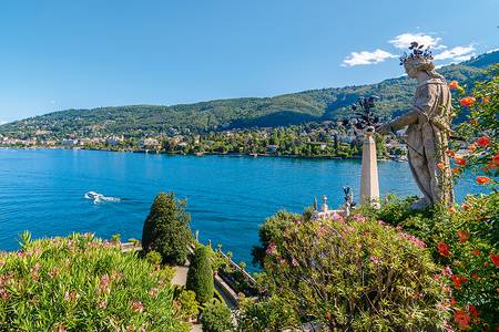 Statue Blumen Seeblick Italien