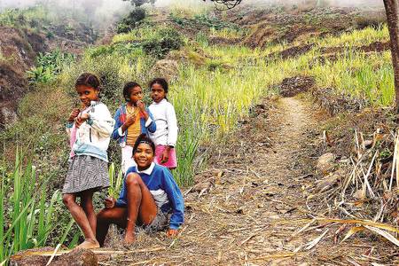 4 Mädchen auf Weg auf Santo Antao