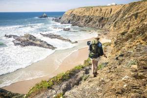 Wandern am Strand an der Algarve Meer Klippen