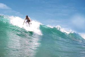 Surfer der eine Welle auf dem Meer reitet