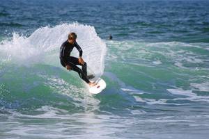 Surfer an Lissabons Küste Meer