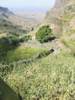 Talblick auf Sao Nicolau mit Steinmauern und Wiesen