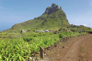 Wanderung durch schöne Landschaft mit Berg auf Sao Nicolau