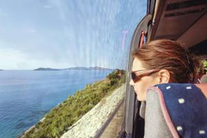 Busrundreise Frau schaut aus dem Fenster