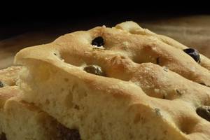 Fladenbrot-artige Gebäck Focaccia mit Oliven und Salz