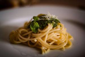 frische Spagetti mit Pesto alla Genovese, Parmesan und Basilikum