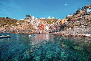 Riomaggiore Cinque Terre vom klaren Wasser aufgenommen mit Booten