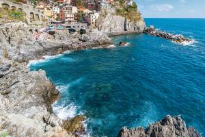 Häuser Cinque Terre vor Klippen und türkisblauem Meer
