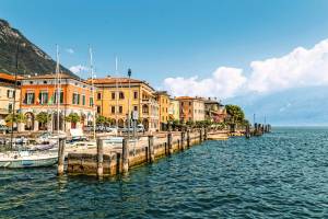 Gardasee mit Dorf und Hafen