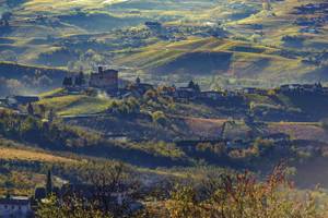 Hügelige zum Teil bergige Landschaft mit Weinanbei in Langhe im Piemont
