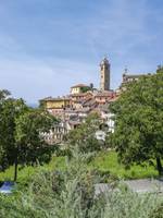 Blick auf die Häsuer in Alba im Piemont