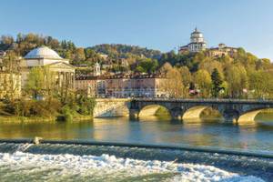 Blick auf Turin vom Wasser aus bei strahlendem Sonnenschein