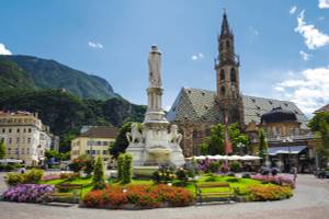 Marktplatz mit Brunnen in Bozen Südtirol