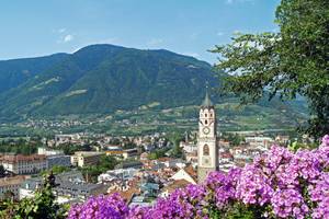 Meran in Südtirol von oben mit Bergen im Hintergrund