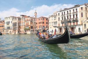Gondeln auf dem Kanal in Venedig