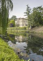 Villa spiegelt sich im Fluss Bäume Italien