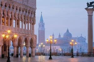 Der Markusplatz in Venedig am Abend