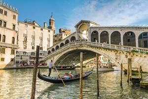 Gondeln in Venedig mit der berühmten Rialto Brücke