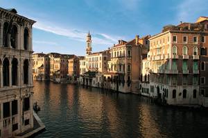 Canal Grande in Venedig umgeben von Häusern, die von der Sonne angeschienen werden