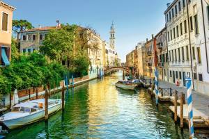 Kanal in Venedig mit Gondel bei Sonnenschein