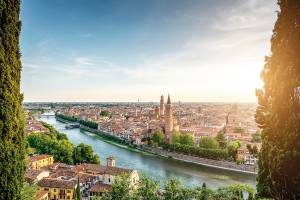 Blick aus der Luft auf die historische Stadt Verona bei Sonnenschein