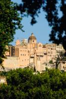 Kathedrale in Cagliari Sardinien bei blauem Himmel und mit Palmen