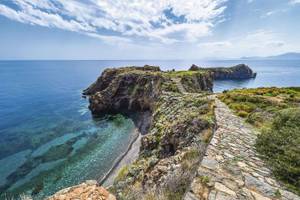 Die Liparische Insel Panarea in Sizilien Steine Weg Wasser Gräser bewölkter Himmel