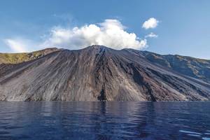 Der Vulkan auf der Liparischen Insel Stromboli Wasser Rauch blauer Himmel