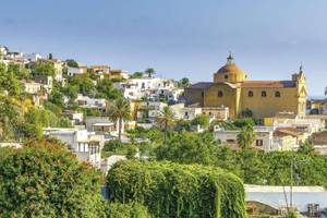 Kirche Santa Marina auf der Liparischen Insel Salina grüne Pflanzen Gebäude blauer Himmel