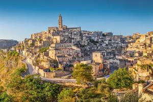 Höhlensiedlung Matera auf Berg mit vielen alten Gebäuden und Kirche an der höchsten Stelle Süditalien