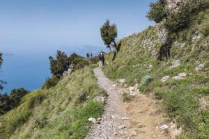 schmaler Wanderweg in Italien mit Blick auf das Meer