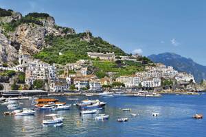 Amalfiküste in Süditalien vom Meer aus fotografiert mit Booten und Bergen